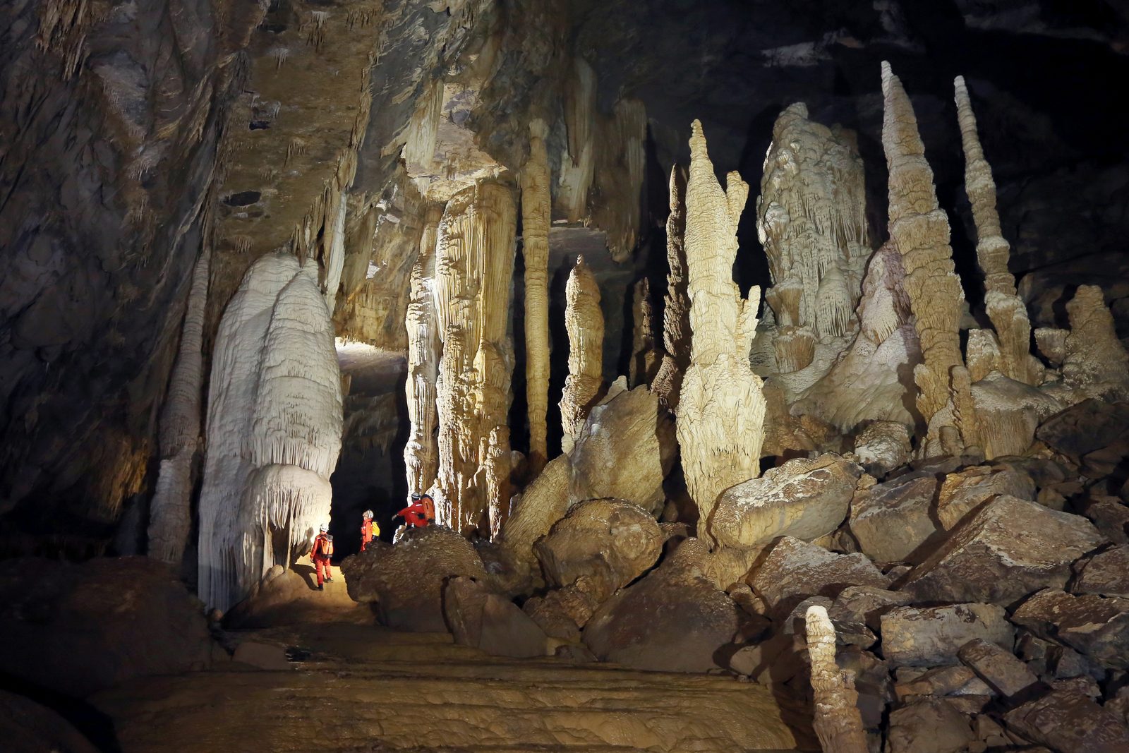 溶洞大厅钟乳石、石笋和洞穴旅游资源勘察现场