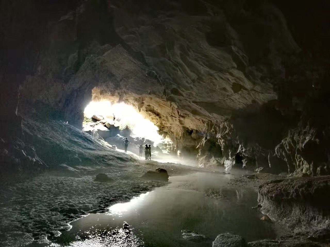溶洞旅游价值评估现场,洞内水体、岩层和游线空间观察